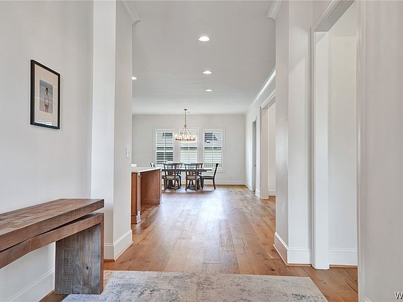 5th image of 585 Lansdowne Ln