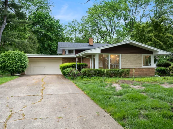 48 Oakwood Dr, Naperville, IL 60540