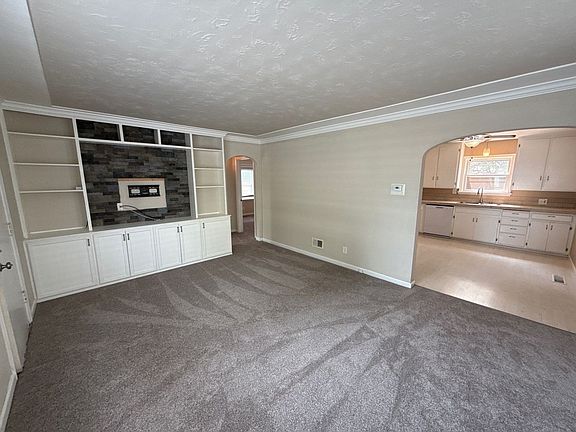 5th image of 4627 Thorman Ave NE