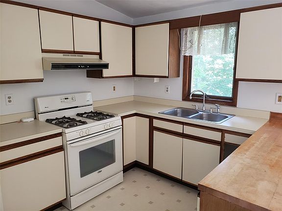 4th image of 2429 Theresa Blvd