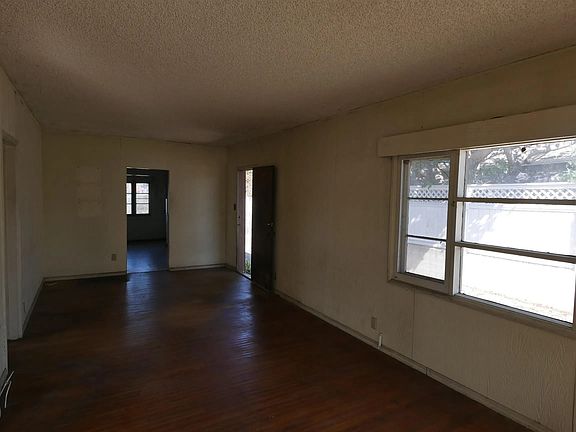 4th image of 4648 Iowa St