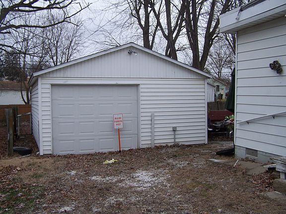 1 and 1/2 car garage