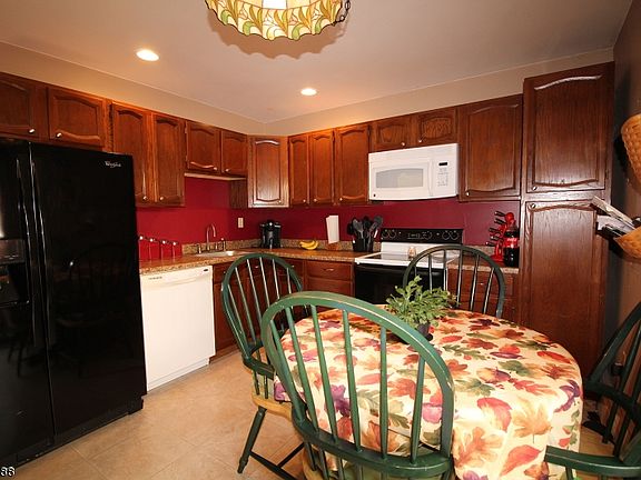 5th image of 2 Ridgeway Ave