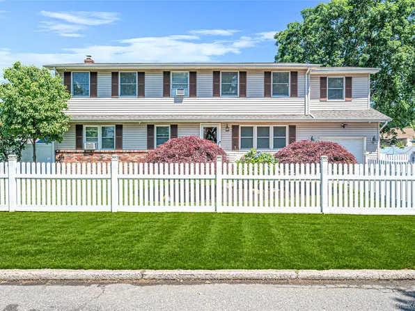 201 Oakland Avenue, Deer Park, NY 11729