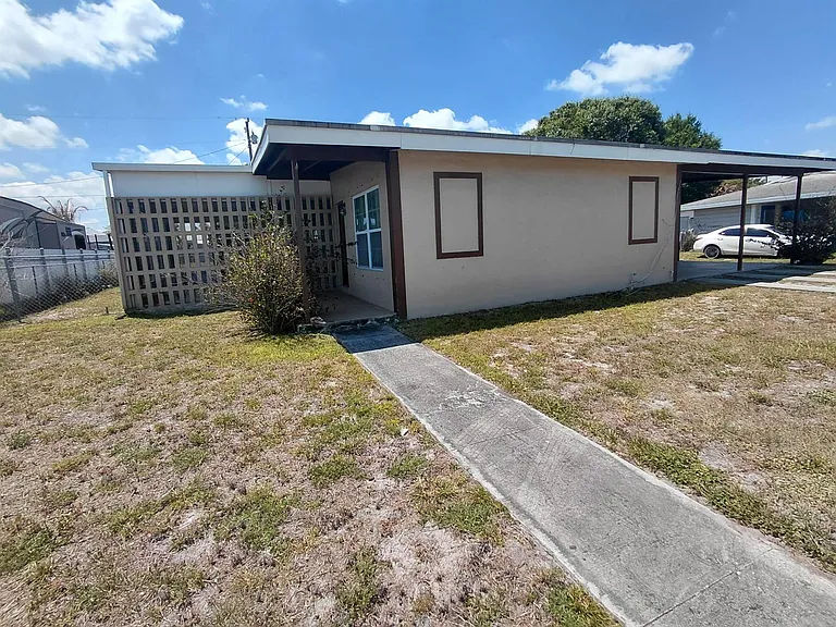116 SE Prima Vista Blvd — Photo 1