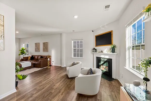 3 bed, 2.5 bath, 1891 sqft, $2,400 — Photo 4