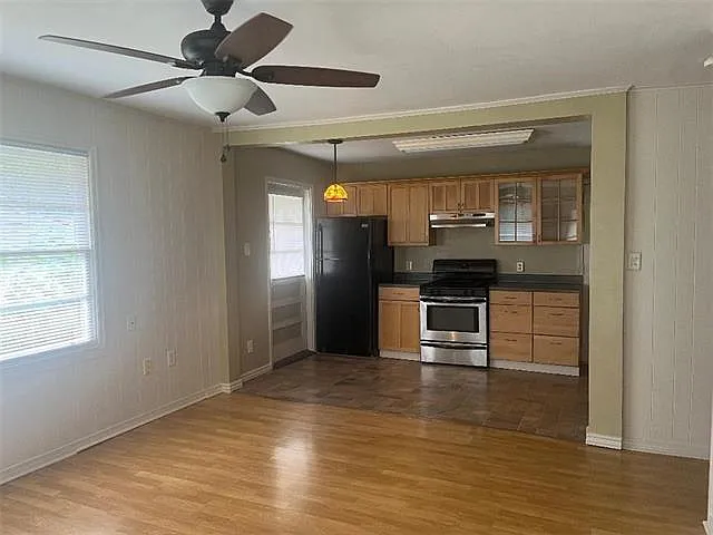3 bed, 1.0 bath, 896 sqft, $1,500 — Photo 3