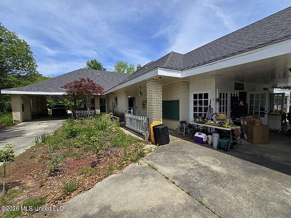 3rd image of 168 Davis Rd