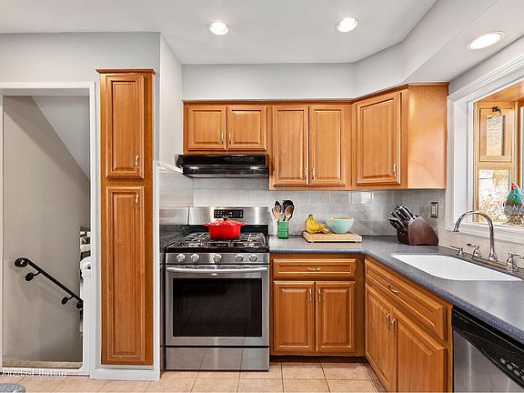 4th image of 98 Greenwood Ln