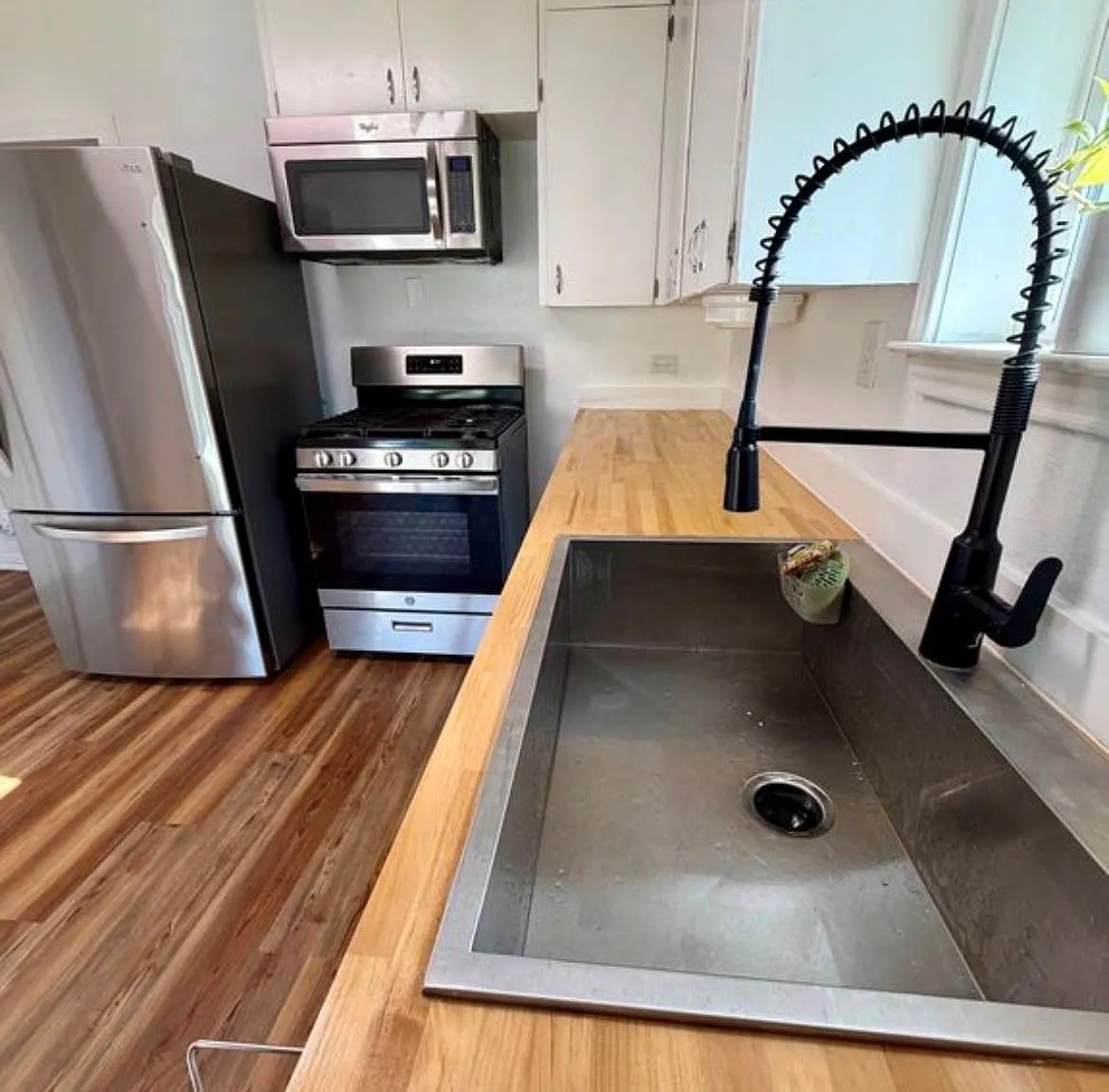 2 bed, 1.0 bath, 996 sqft, $1,600 — Photo 2