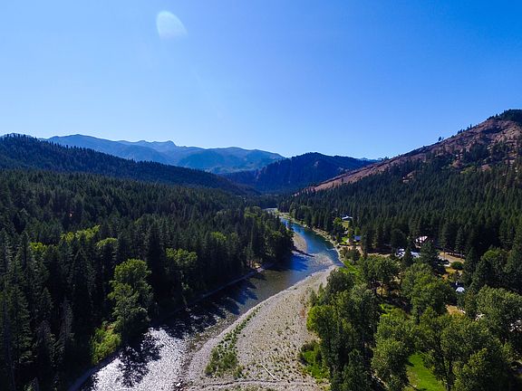 With 80' of no-bank Wenatchee River frontage