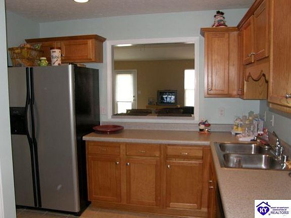 3rd image of 137 Applewood Ln