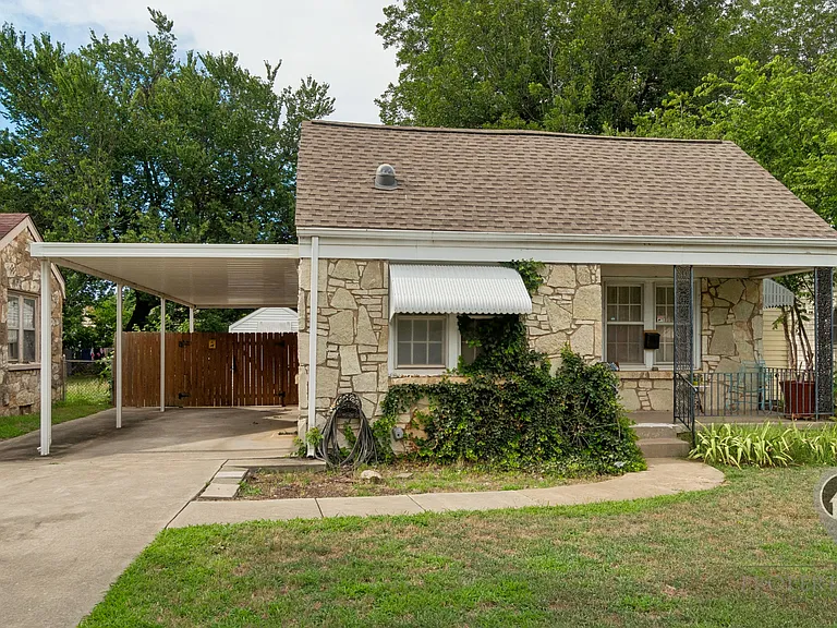 3613 NW Liberty St — Photo 2
