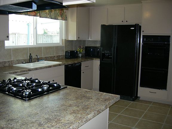 Large Updated Eat in Kitchen