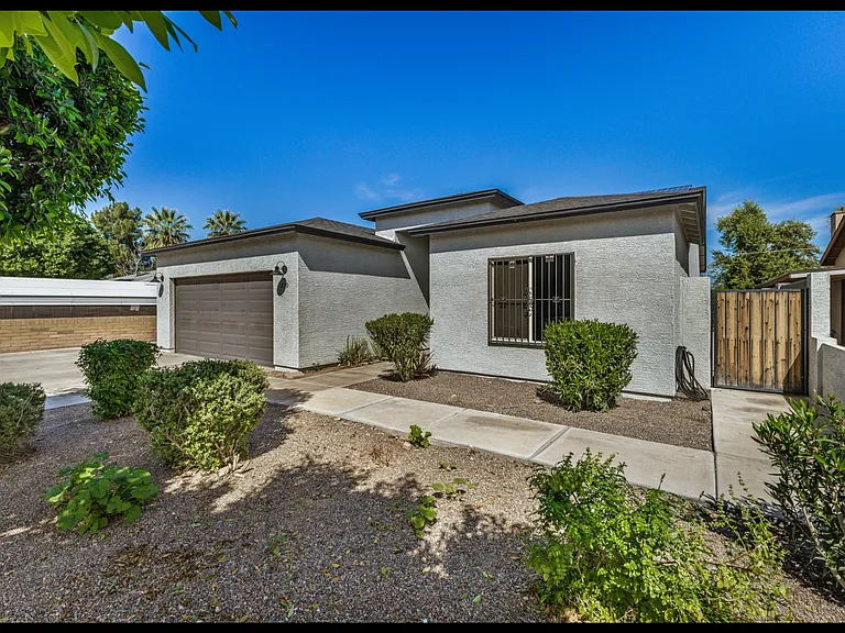 210 W Sunland Ave — Photo 3
