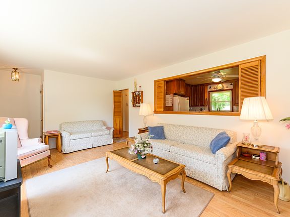 4th image of 32 Cedar Cir