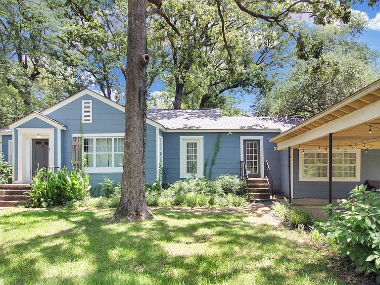 811 Oakwood Dr — Photo 1