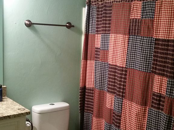 Full bath in hallway