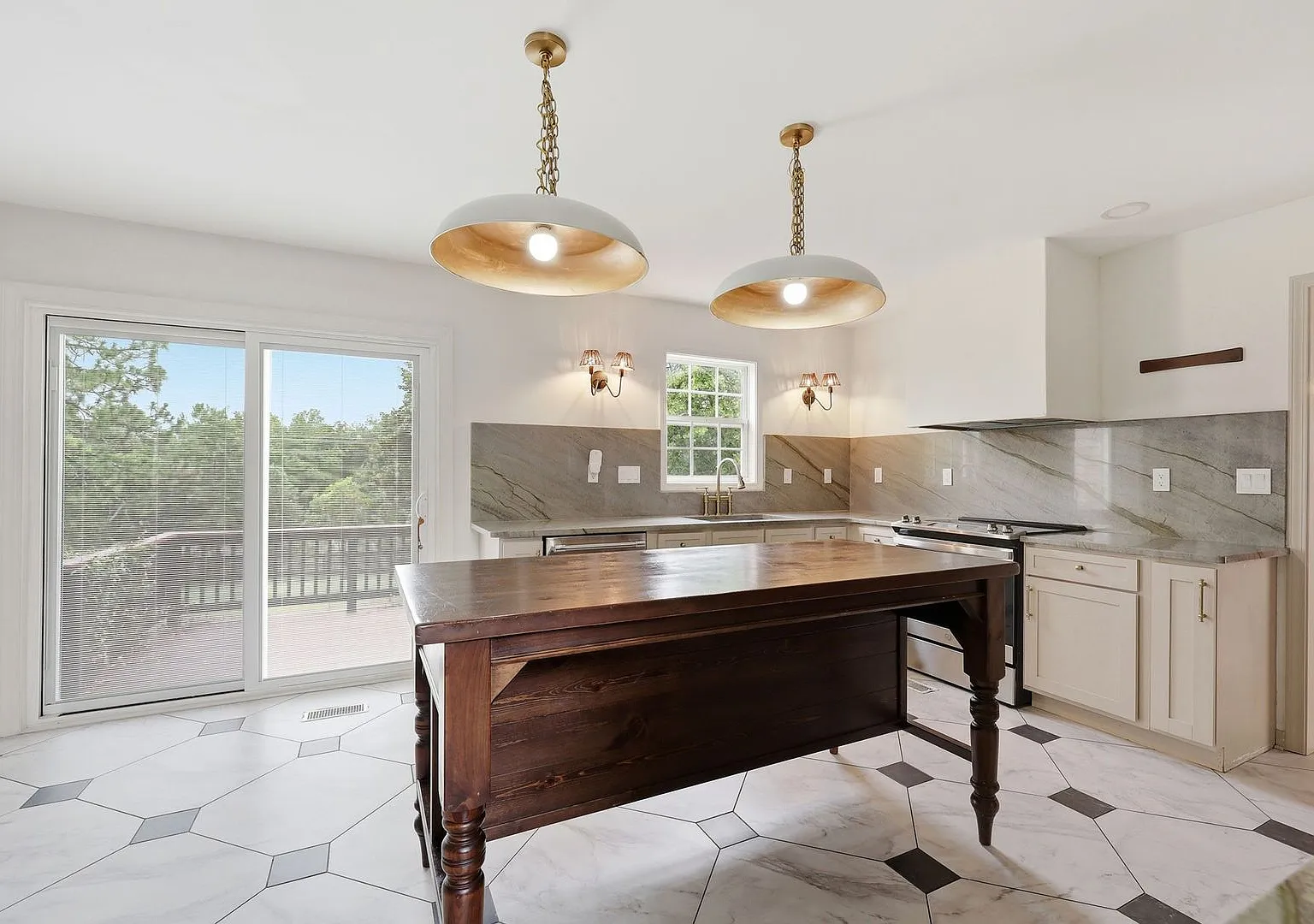 Rent Price Just Reduced. Primary Suite Located on the First Floor. — Photo 4