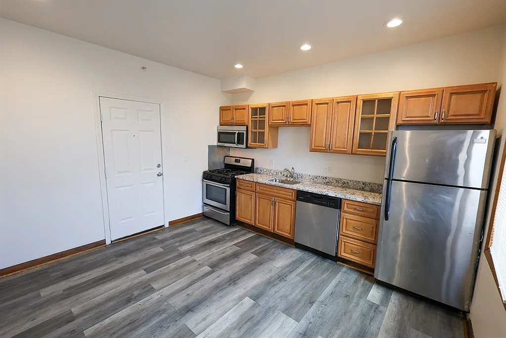 2 bed, 1.0 bath, 900 sqft, $2,800 — Photo 2