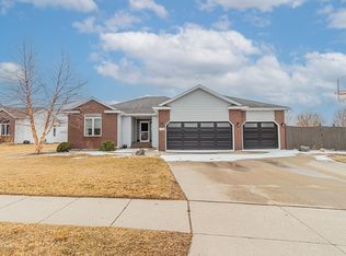 707 Lakeridge Dr, West Fargo, ND 58078