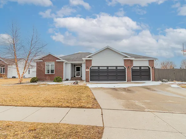 707 Lakeridge Dr, West Fargo, ND 58078