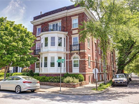 3rd image of 2420 Maplewood Ave #U2