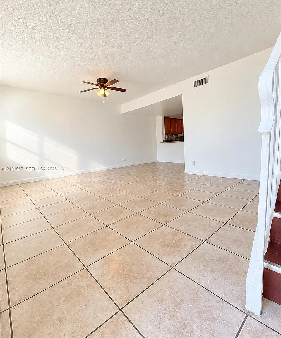 Town & Country Condo Phas — Photo 4