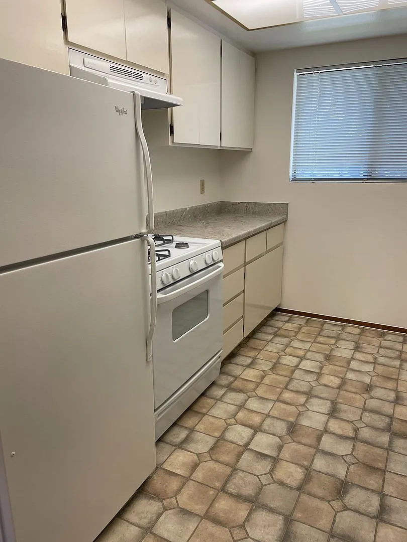 Very Clean 2 bedroom 1.5 bath Townhome; Garbage included! — Photo 2