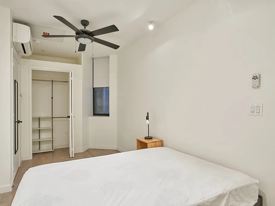 424 W 47th St #2
