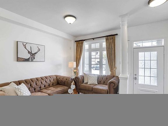 3rd image of 330 Giddings Cres