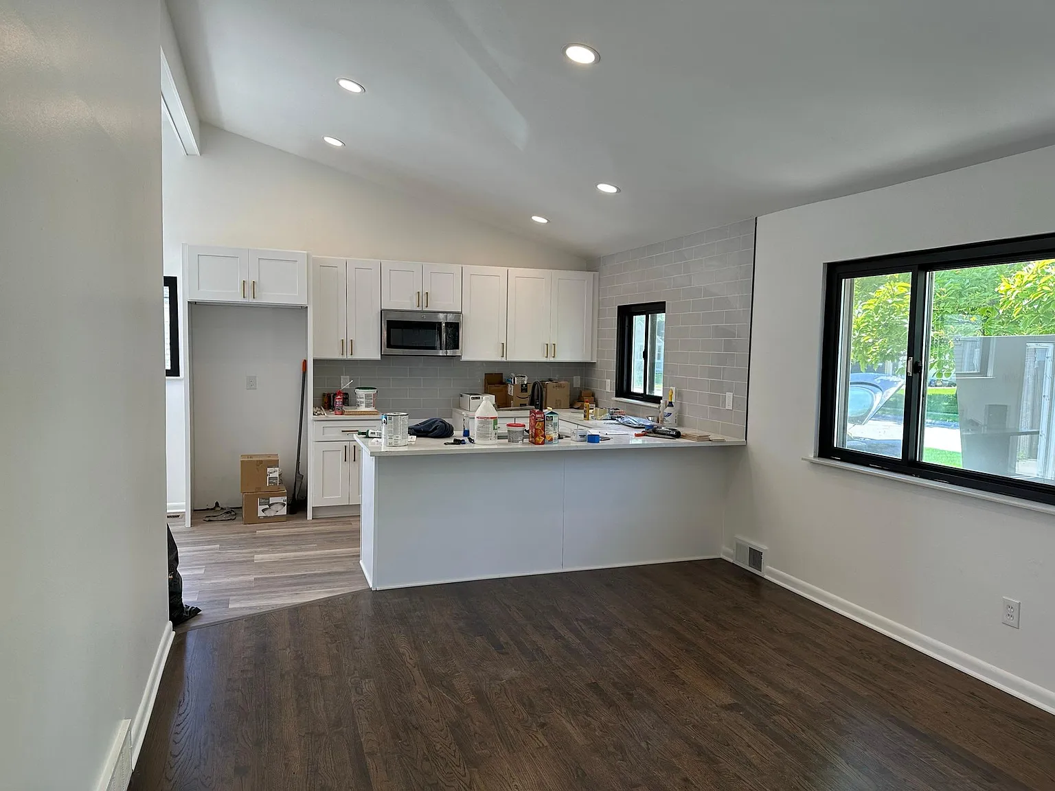 3 bed, 960 sqft, $2,100 — Photo 2