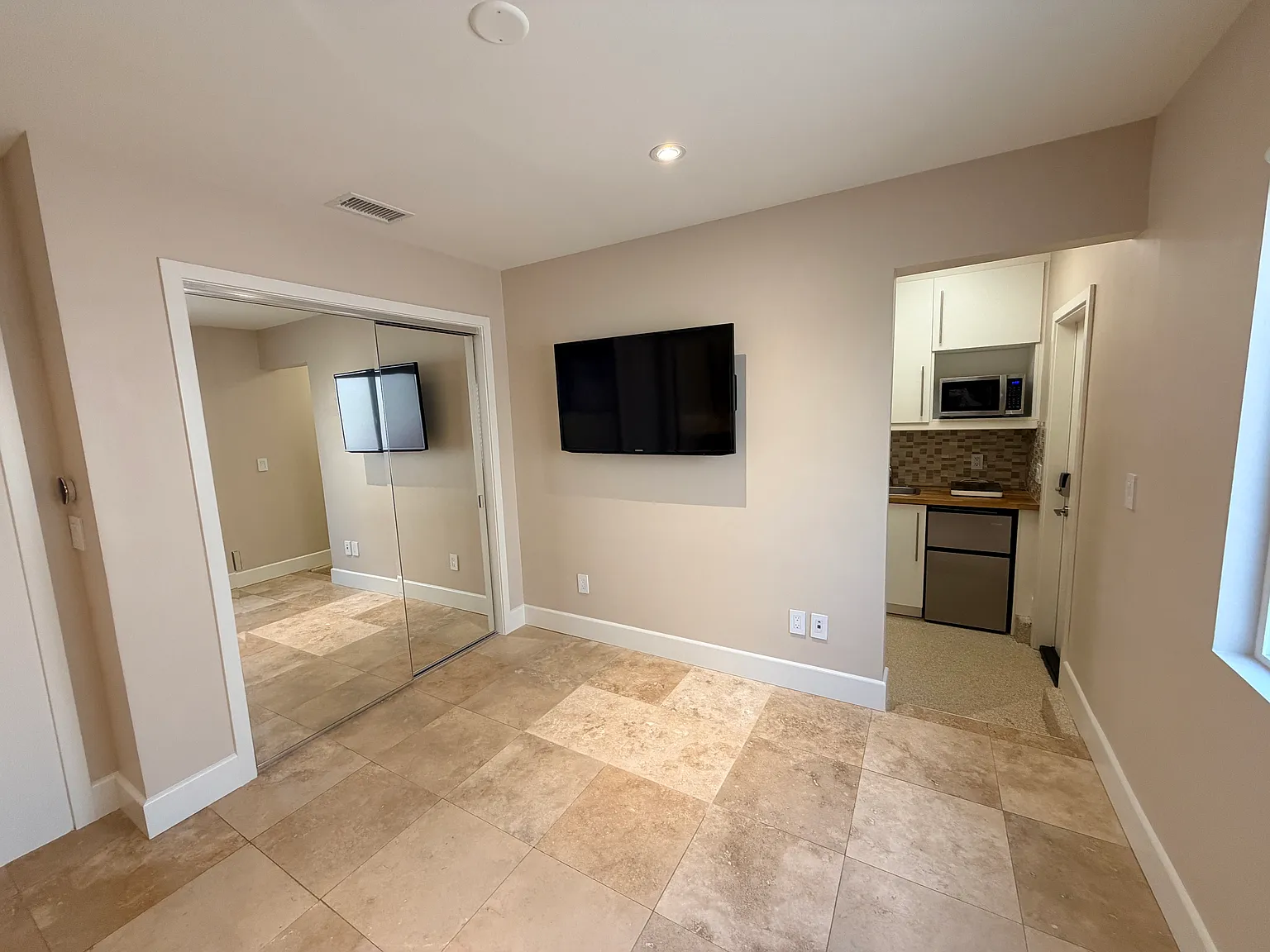 Studio, 200 sqft, $1,500 — Photo 1