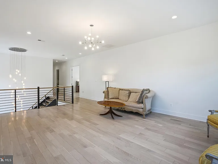 1513 Oakview Dr — Photo 50