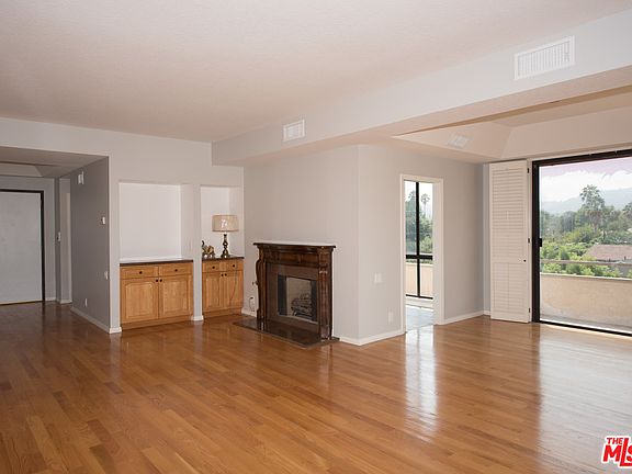 3rd image of 12152 Moorpark St APT 302