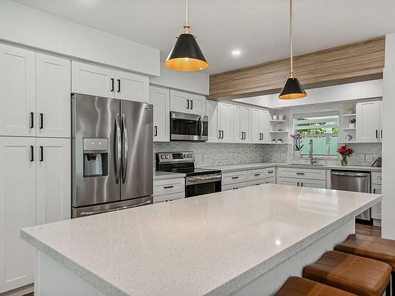 4th image of 1651 SE 8th Avenue