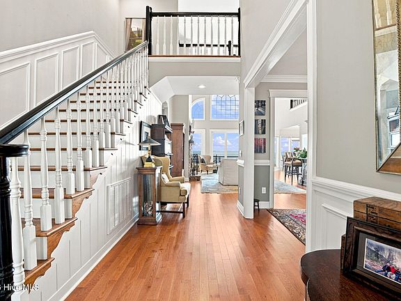 5th image of 927 Stately Pines Road