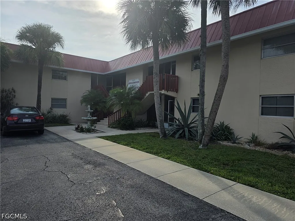 2 bed, 1.0 bath, 890 sqft, $1,200 — Photo 1