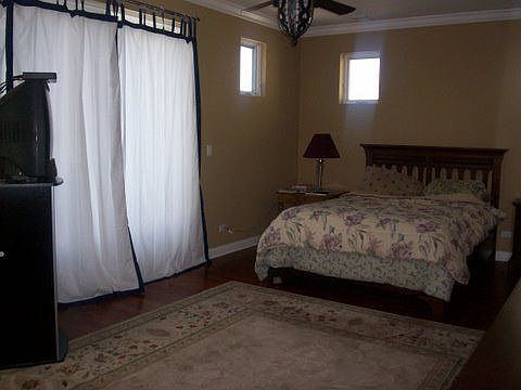 2nd image of 3638 N Claremont Ave #2