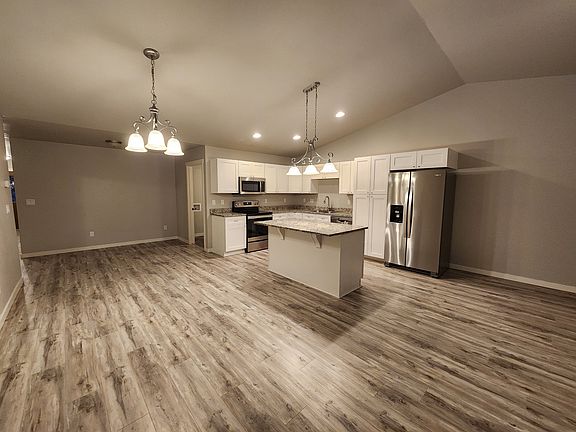 4th image of 816 Foxglove Dr