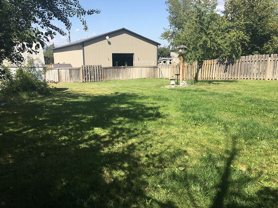 2nd image of 905 E 2nd Ave