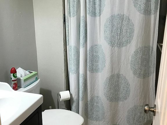 Downstairs en suite bathroom 