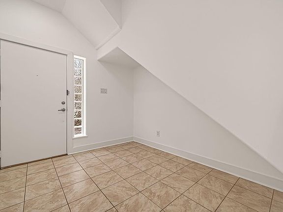 4th image of 724 Ruthven St