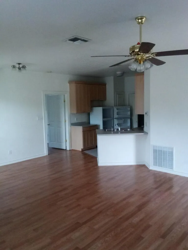 2 bed, 1100 sqft, $1,200 — Photo 2
