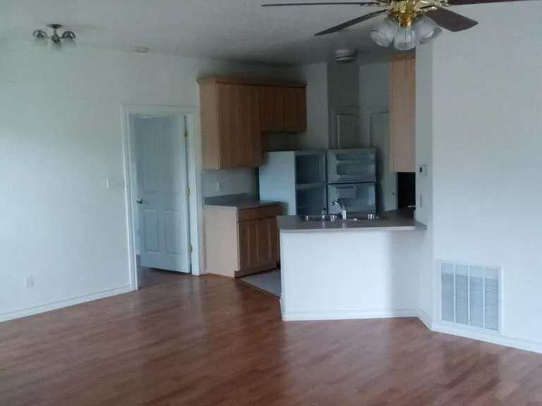 862 Lakeview Dr — Photo 2