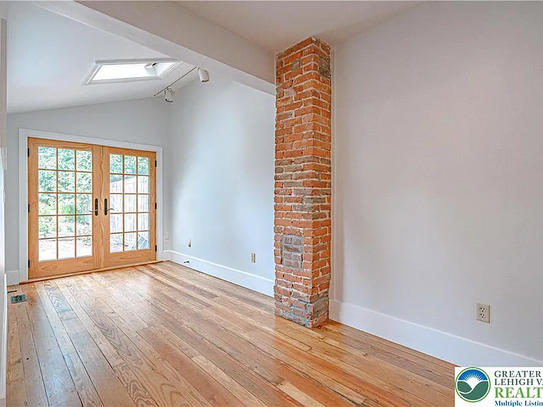 239 E Church St — Photo 16