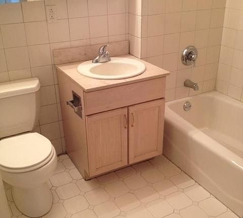 4th image of 300 E 29th St