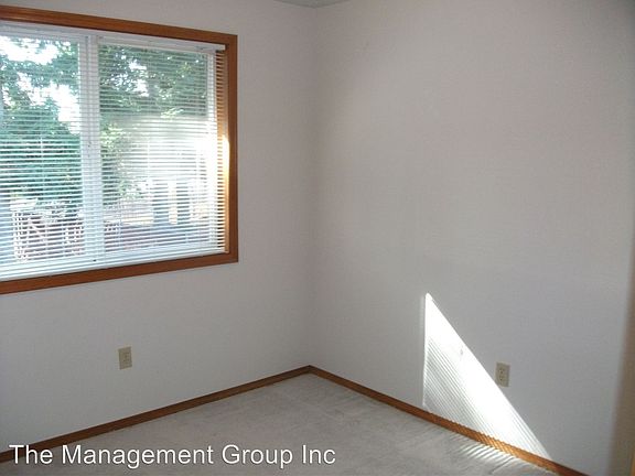 5th image of 102 NE Juniper Ave APT B