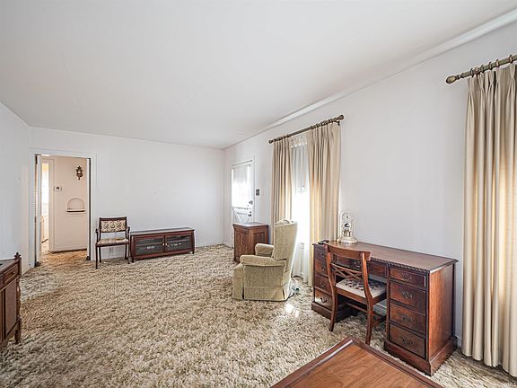 5th image of 812 S Villa Dr