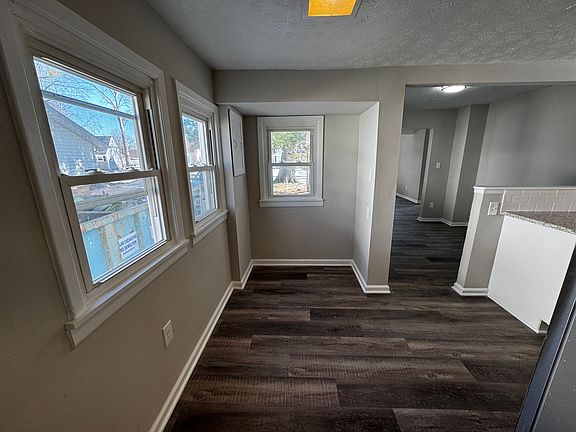 Eat-in kitchen / breakfast nook to the side of the kitchen